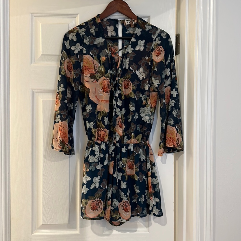 Show me your mumu floral romper. Size small.